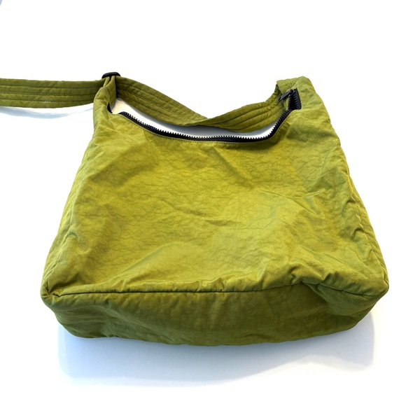 Baggu medium shoulder bag in avocado - Picture 4 of 6